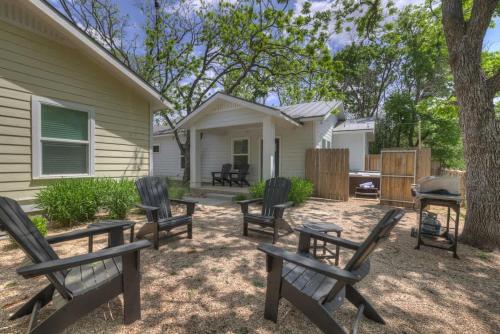 The Grove D with Hot Tub & King Beds - Walk to Main in Fredericksburg, USA