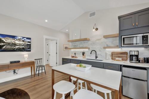 The Grove D with Hot Tub & King Beds - Walk to Main in Fredericksburg, USA