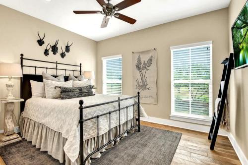 Luxury Homes! With a Pool-Jacuzzi-Outdoor Kitchen! in Fredericksburg, USA
