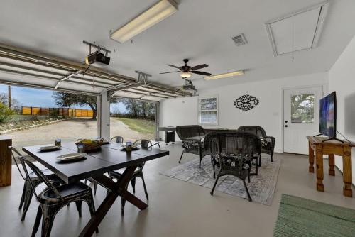 Starlight Meadows 3 mi to Downtown with hot tub and firepit in Fredericksburg, USA