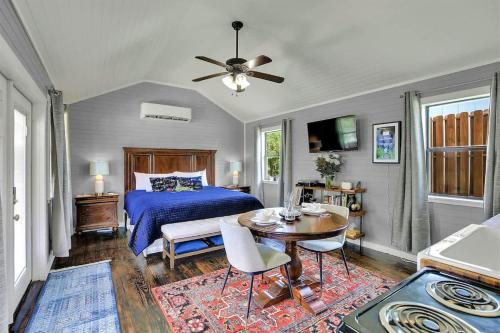 Luxurious & Intimate Cottage in Fred Wine Country! in Fredericksburg, USA