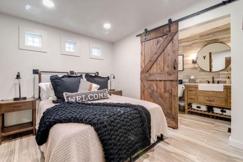 Southern Charm - Near Main With Hot Tub in Fredericksburg, USA