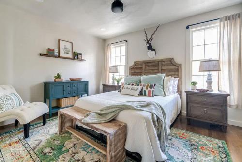 Southern Charm - Near Main With Hot Tub in Fredericksburg, USA