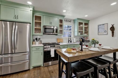 Southern Charm - Near Main With Hot Tub in Fredericksburg, USA