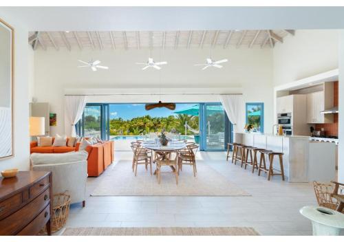 Кухня, Wakesurf Villa Waterfront Retreat with Dock Kayaks and Pool in Норт-Кайкос
