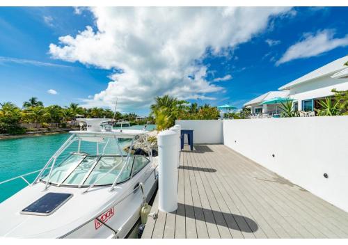 Развлечения, Wakesurf Villa Waterfront Retreat with Dock Kayaks and Pool in Норт-Кайкос
