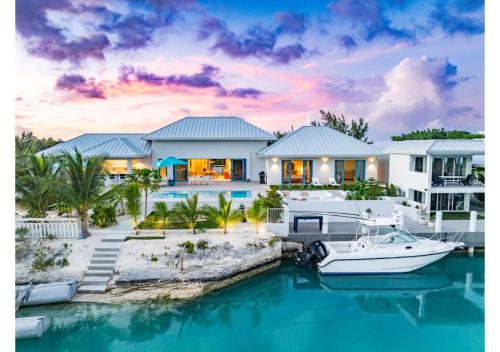. Wakesurf Villa Waterfront Retreat with Dock Kayaks and Pool
