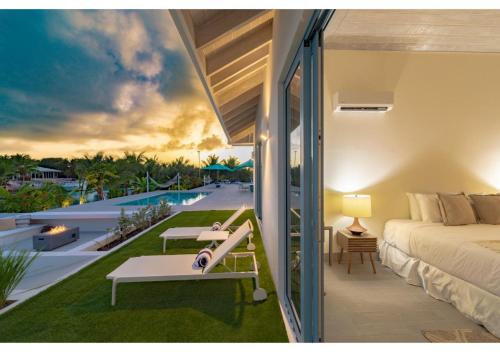 Wakesurf Villa Waterfront Retreat with Dock Kayaks and Pool in Норт-Кайкос