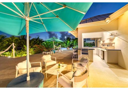 Удобства, Wakesurf Villa Waterfront Retreat with Dock Kayaks and Pool in Норт-Кайкос