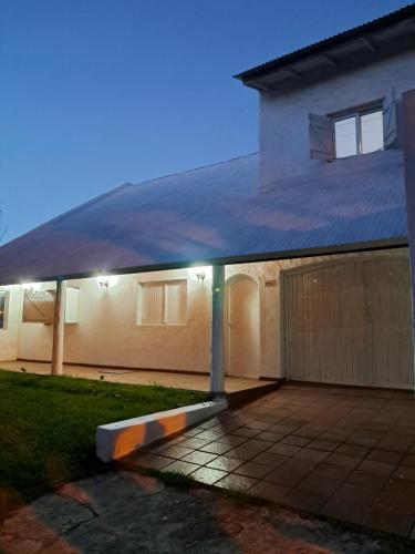 Estilo Campo Casa de 3 ambientes cochera interna