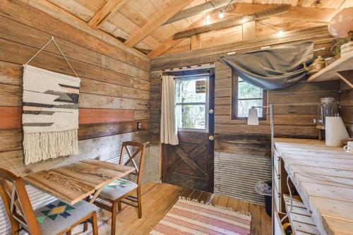 5 Mi to Mt Rainier Park Unique and Rustic Getaway in 阿什福德(WA)