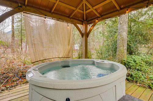 5 Mi to Mt Rainier Park Unique and Rustic Getaway in 阿什福德(WA)