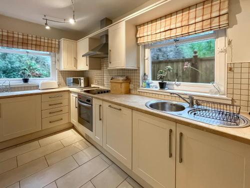 кухня, Garden View Cottage - Uk50886 in Ladybank