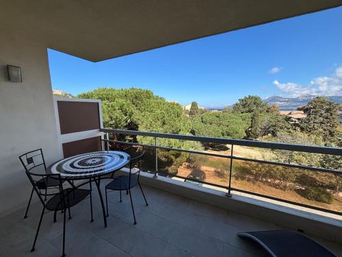 Bright studio sea and city center within walking distance