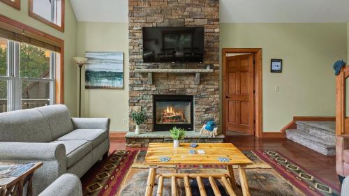 Otter Banks by AvantStay Sleeps 18 Hot Tub Views Game Room in Albrightsville, USA