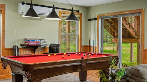 Otter Banks by AvantStay Sleeps 18 Hot Tub Views Game Room in Albrightsville, USA