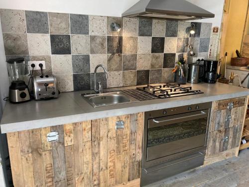 virtuve, Saint-Jean Rural Cottage for 4 with Pool in Saint Jean De Sauves