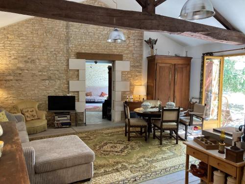 Saint-Jean Rural Cottage for 4 with Pool in Saint Jean De Sauves