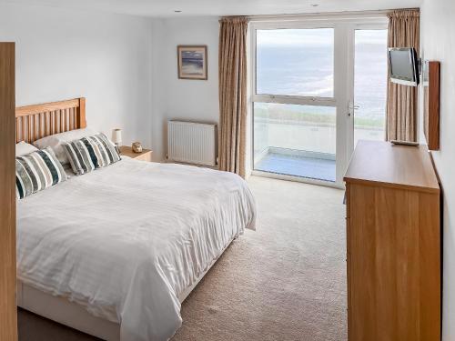 Flat 2 near Lewinnick Lodge