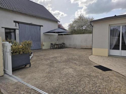 Charmante Maison de Vigneron au Cœur des Chateaux, Terrasse et Confort Moderne - FR-1-491-341 in Sambin