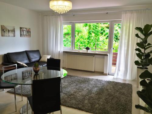 Apartment - zentrumsnah, eigener Parkplatz und großer Balkon ins Grüne in Baden-Baden, Deutschland