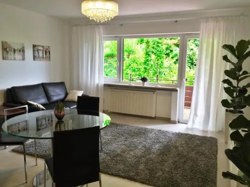 Apartment - zentrumsnah, eigener Parkplatz und großer Balkon ins Grüne in Baden-Baden, Deutschland