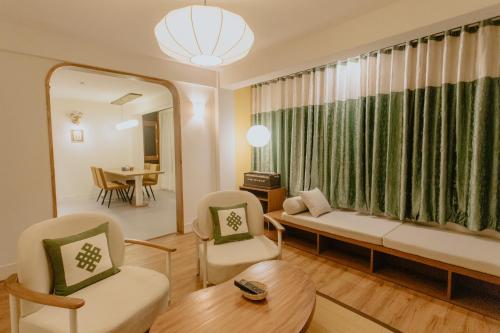Deluxe One-Bedroom Apartment
