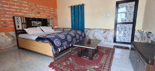 1 queen bed, 1 sofa bed