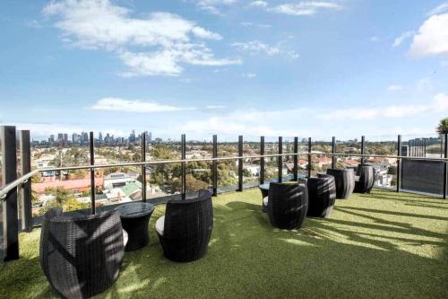 Stylish Condo Apartment with Stunning Rooftop Views & Pool, Gym and Hot Tubs by Peppy Beach Retreats - Melbourne