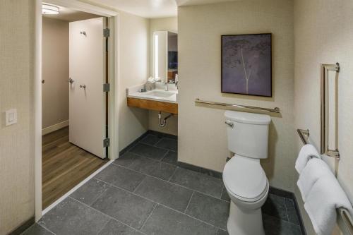 DoubleTree by Hilton Rochester - image 31