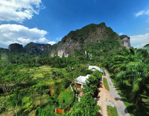 Cozy Tiny House Nature Retreat with Mountain Views in Ban Nai Sa
