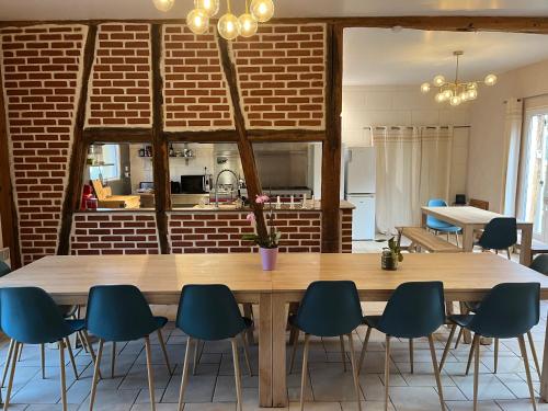Domaine avec piscine pour 27-36 personnes in Bleneau
