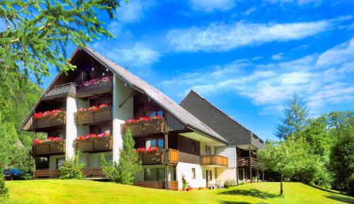 Großer Garten mit Grill,-Spiel und Sitzmöglichkeiten-umgeben von schöner Natur-Ferienhaus Albmatte, Waldshut