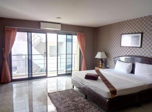 Pearl Place Hotel Ideally located in the Hat Yai North area, Pearl Place Hotel promises a relaxing and wonderful visit. The property offers a wide range of amenities and perks to ensure you have a great time. Service-m