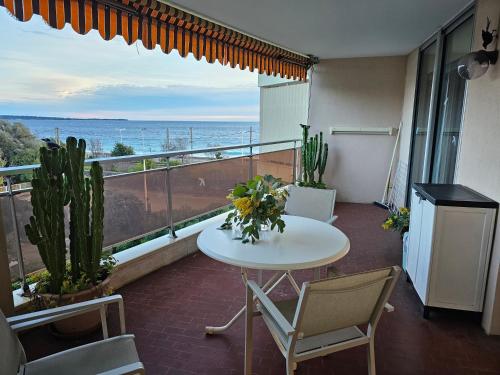 Charmant 2 pièces vue mer – khách sạn tại Cannes La Bocca