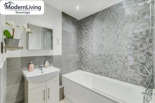 ModernLiving Stevenage 1 Bedroom Apartment Town Centre Sleeps 4 in ستيفيناج