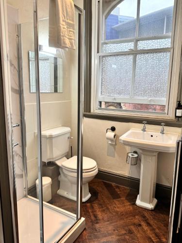 Piccadilly Central Hotel Room Type - Quadruple En-suite Shower Room