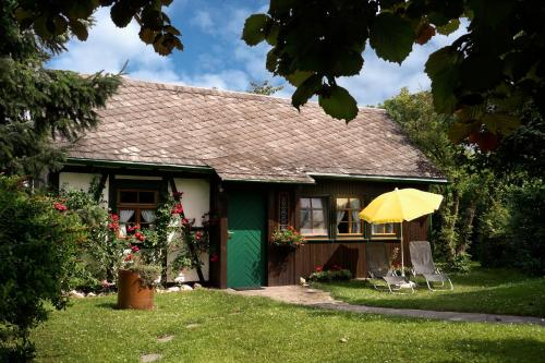 Exterior view, Das Ferienhaus 'Bienenhauschen' in Liesenich