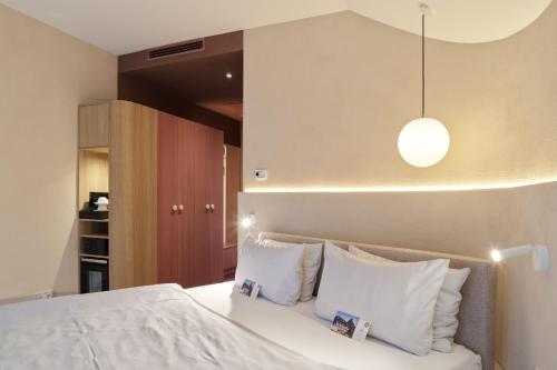 1 king bed, 1 sofa bed