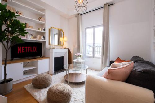 Top Floor Parisian Gem Views & Balcony - image 9