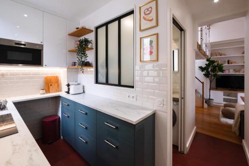 Top Floor Parisian Gem Views & Balcony - image 3