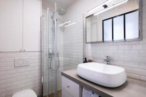 Top Floor Parisian Gem Views & Balcony - main image