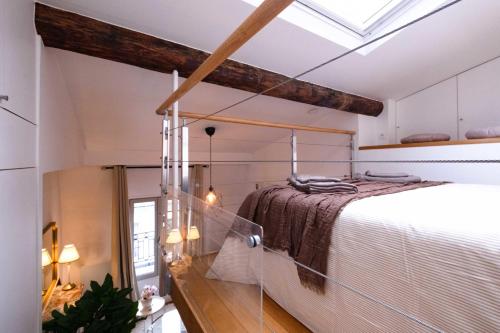 Top Floor Parisian Gem Views & Balcony - image 2