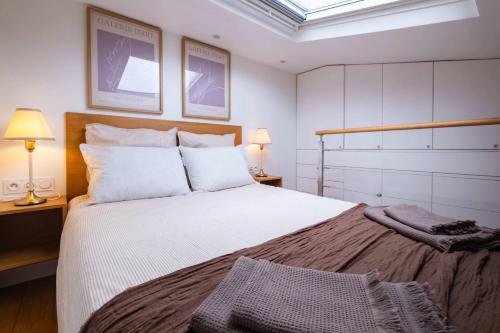 Top Floor Parisian Gem Views & Balcony - image 8