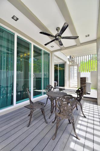 LUXURY SERVICE VILLA-IRIS VILLA in Teluk Bahang