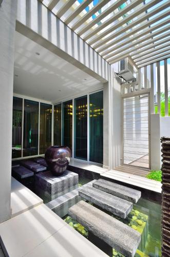 LUXURY SERVICE VILLA-IRIS VILLA in Teluk Bahang