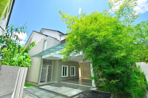 View, LUXURY SERVICE VILLA-IRIS VILLA in Teluk Bahang