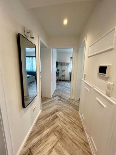 Entrance, Modern apartment with parking & Wi-Fi in Zwingenberg
