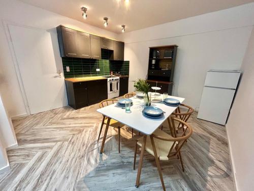 Kitchen, Modern apartment with parking & Wi-Fi in Zwingenberg