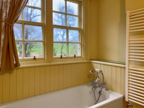 Ванна кімната, Grieves Cottage - Uk50908 in Ladybank